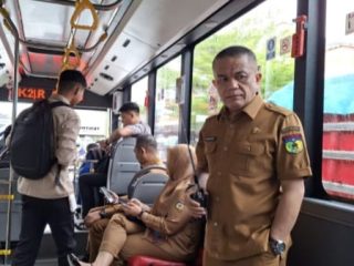 Walikota Palu Uji Coba Naik Bus Trans Sekalian Mengkondisikan Kebersihan Di Lingkup Sulteng