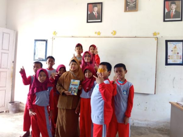 Guru Di Danpelas Terbantu Buku Kamus Bergambar Bahasa Daerah