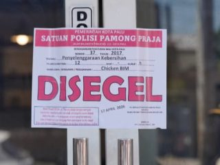 Diduga Tidak Mengikuti Peraturan Pemda, Usaha Chicken di Segel, Terpaksa Di Tutup Oleh Bim Karena Jorok/Sampah Berhamburan