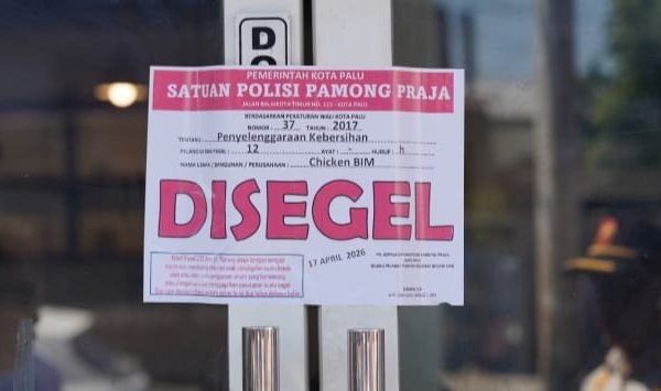 Diduga Tidak Mengikuti Peraturan Pemda, Usaha Chicken di Segel, Terpaksa Di Tutup Oleh Bim Karena Jorok/Sampah Berhamburan