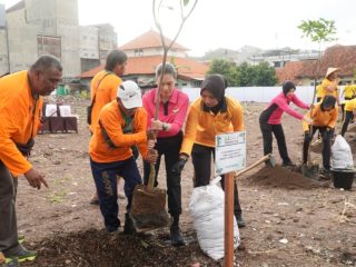 Bhayangkari Polrestabes Surabaya Hijaukan Lingkungan Asrama Polisi Koblen