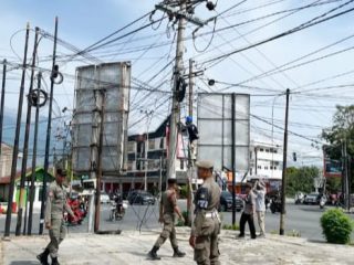 Satuan Pamong Praja Kota Palu, Turun Langsung Menertibkan Kabel Fiber Yang Bergantungan
