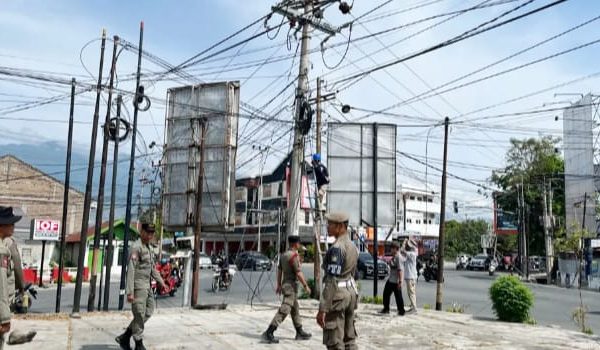Satuan Pamong Praja Kota Palu, Turun Langsung Menertibkan Kabel Fiber Yang Bergantungan