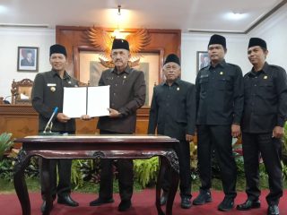 PLT Bupati Ahmad Baharudin dan Ketua DPRD Marsono Teken Persetujuan 5 RANPERDA, Sinergi Tulungagung Makin Solid