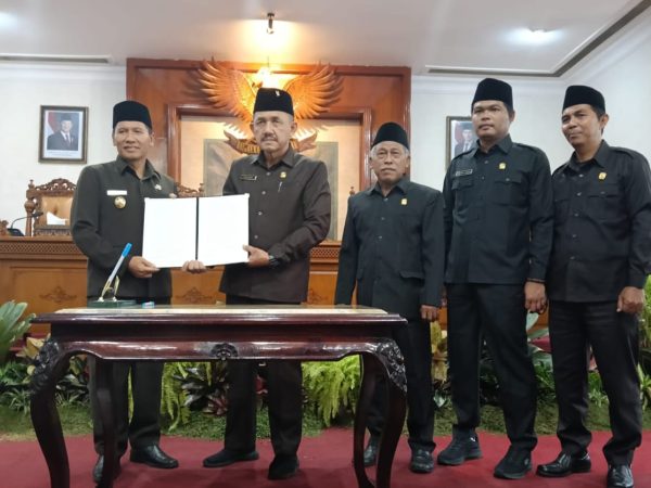 PLT Bupati Ahmad Baharudin dan Ketua DPRD Marsono Teken Persetujuan 5 RANPERDA, Sinergi Tulungagung Makin Solid