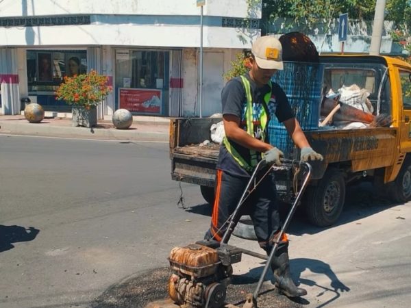 Dinas PU CKPP Banyuwangi Lakukan Perbaikan Jalan di Perempatan Toko Bata Masjid Baiturrahman