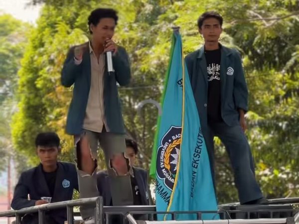 Aksi Unjuk Rasa Ratusan Mahasiswa Tuntut Perusahaan Kebijakan Pemerintah Di DPRD Sulteng