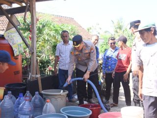 Polres Bondowoso Salurkan Air Bersih Ke 20 Dusun yang Terdampak Kekeringan