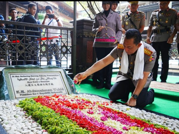 Jelang Hari Bhayangkara, Kapolri Ziarah ke Makam Gus Dur