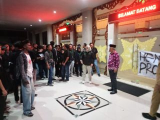 Mahasiswa PMII Dan HMI Mojokerto Demo Kantor DPRD Kota/Kabupaten Mojokerto, Suarakan 6 Tuntutan Evaluasi Pemerintah Prabowo - Gibran