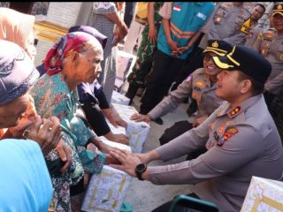 Sambut Hari Bhayangkara Ke-80, Polres Lamongan Bedah Rumah Warga Tak Layak Huni dan Salurkan Bansos