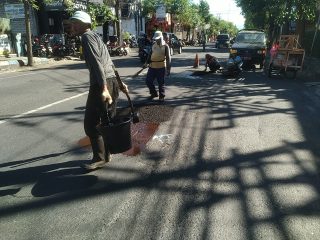 Dukung Kelancaran Mobilitas dan Perekonomian Masyarakat, Dinas PUPR Tulungagung Lakukan Perawatan Jalan