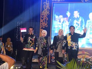 Bupati dan Wakil Bupati Tampil Kenakan Benang Bintik, Budaya Lokal Bersinar di Panggung HUT Pulang Pisau
