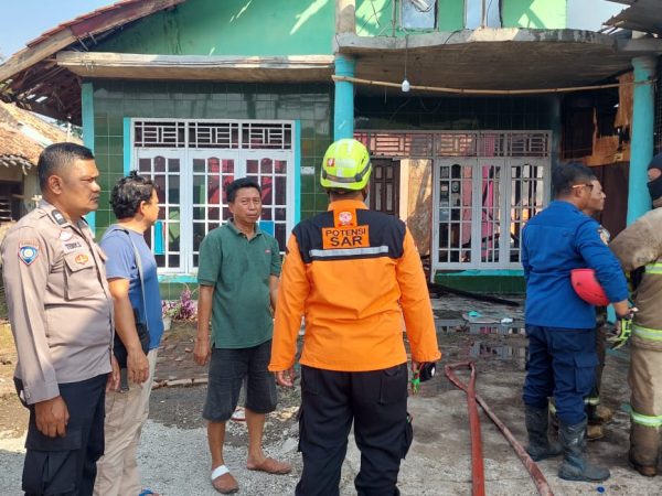 Personel Polsek Cibatu Gerak Cepat Datangi TKP Kebakaran Rumah, Pastikan Penanganan Berjalan Optimal
