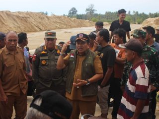 Wabup Abdul Sahid Turun ke Lokasi Banjir Air Panas, Janji Turunkan Alat Berat dan Normalisasi Jalan Serta Sungai