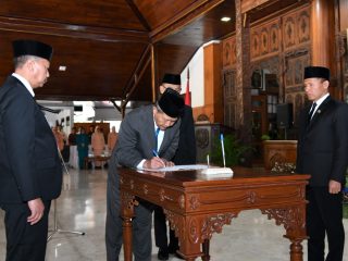 "Amanah Baru Untuk Mengabdi, Tri Hariadi Resmi Nahkodai Sekda Tulungagung"Di Hadapan PLT Bupati, Pesan Integritas dan Sinergi Menjadi Jalan Pulang Pelayanan