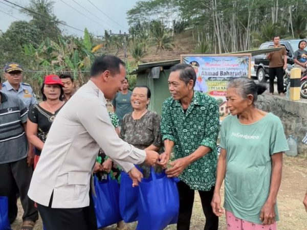 "Langkah di Atas Aspal Retak, PLT Bupati Dengar Isak Keluh Kesah Warga Kalidawe"Ketika Pemimpin Turun ke Jalan, Harapan Warga Pucanglaban Kembali Tumbuh