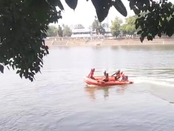 Berkendara Motor, Pemuda Kota Mojokerto Dikabarkan Hilang Terjebur Ke Sungai Brantas
