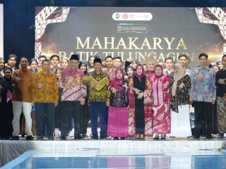 "Kharisma Satu Jiwa, Batik Ngrowo Memikat di Halaman GOR Lembupeteng"86 Peserta Tampil, Tulungagung Didaulat Wakili Jatim di Hari Batik Nasional