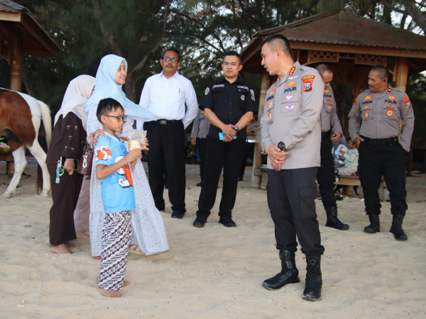 Kapolresta Sumenep Tekankan Keselamatan Wisatawan Saat Patroli di Pantai Lombang