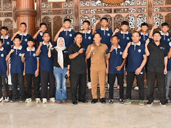 "Dari Pendopo, Plt Bupati Lepas Kontingen Piala Soeratin U-13 & U-15 Tulungagung Menuju Jember" Anak-Anak Ngrowo Berangkat Bawa Mimpi Satu Kabupaten