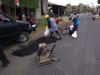 "UPT PJJ Tulungagung Laksanakan Pemeliharaan Ruas Jalan Kedungsoko - Gesikan Pakel" Jalan Lancar Warga Senang