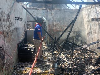 Ditinggal Pergi, Rumah Warga Kota Mojokerto Ludes Terbakar