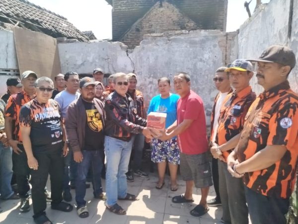 Peduli Korban Kebakaran, Pemuda Pancasila Kota Mojokerto Salurkan Bantuan Sembako Dan Uang Tunai Kepada Warga Kota Mojokerto