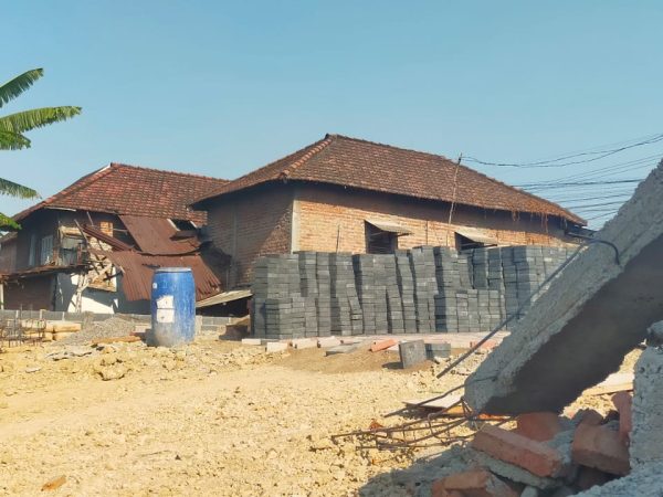 Rumah Warga Rusak ; Dampak Robohnya Pembangunan Pagar Perumahan Menjanjikan Bantuan Rp 500 Ribu Dan Dugaan Pungutan Rp 100 Ribu di Keluhkan Penerima
