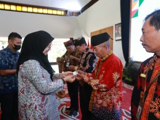 Bupati Ipuk Luncurkan Teman Lansia, Pastikan Warga Senior Rentan Tak Luput dari Layanan
