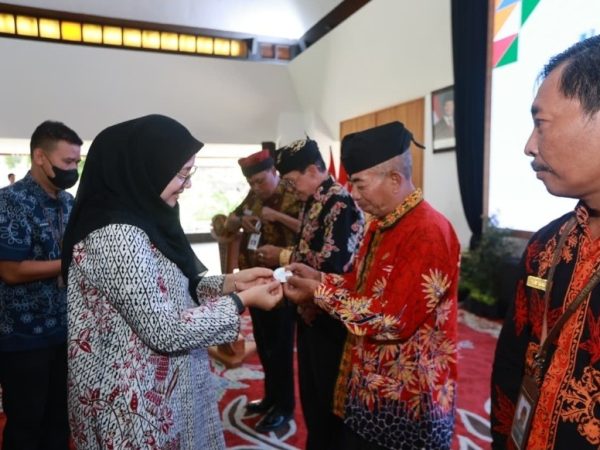 Bupati Ipuk Luncurkan Teman Lansia, Pastikan Warga Senior Rentan Tak Luput dari Layanan
