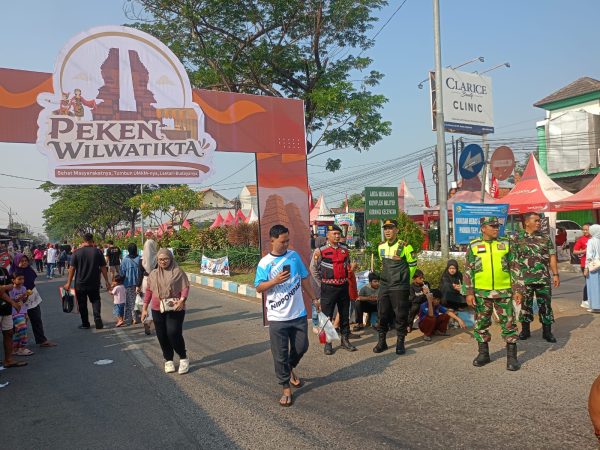 Sinergitas Polisi Bersama TNI Jaga Keamanan Masyarakat Saat CFD Di RA Basoeni, Sooko