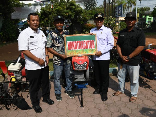 Kelompok Tani Tulungagung Terima Bantuan ALSINTAN Dari POKIR, PLT Bupati Ahmad Baharudin Tegaskan: Jangan Dijual Lagi!
