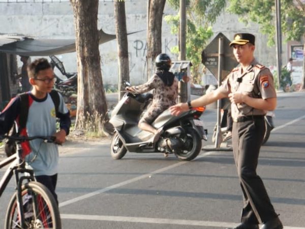 Kapolres Mojokerto Kota Turun Jalan Pimpin Pengaturan Lalin Bantu Siswa Menyeberang Jalan