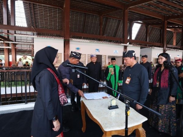 Bupati Ipuk Lantik Dua Kepala OPD dan Camat di Pasar Banyuwangi