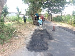 Gerak Cepat Kadis PUPR Baru! GALIH NUSANTORO http://S.STP., M.M. Gandeng Kepala UPT PJJ MOHAMAD ARIF S.T. Tancap Gas Perbaiki Jalan Pasar Senggol - Bulusari