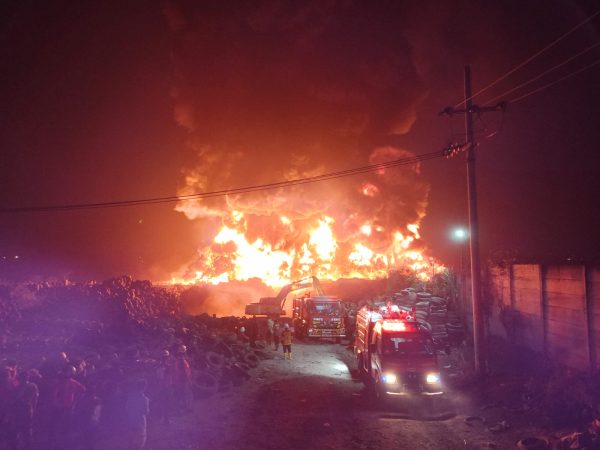 Lahan Penyimpanan Ban Bekas PT Laju Jaya Abadi Trowulan Dilalap Sijago Merah
