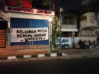 Merasa Tertipu, Sejumlah Calon Jamaah Umroh Segel Ruko Orang Tua Pemilik Travel PT Annisa Ahmada Travelindo Di Mojokerto