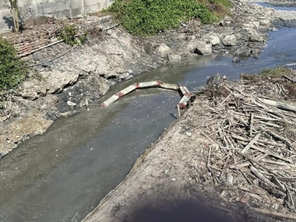 Bersih-bersih Sungai Kalimati Muncar Terus Berlanjut, Kini Fokus ke Muara dan Pasang Trash Barrier